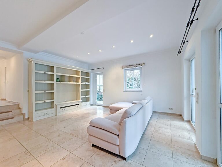 Wohnzimmer Treppe Schrank Sofa