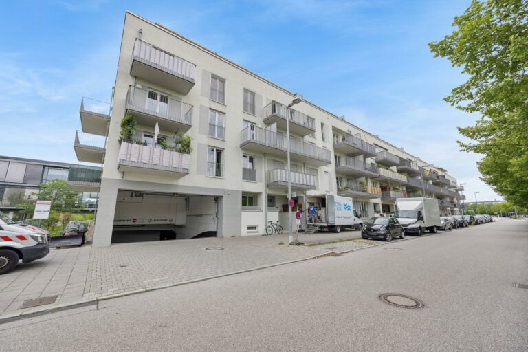 2-Zimmer-Etagenwohnung mit großer Fensterfront und Balkon