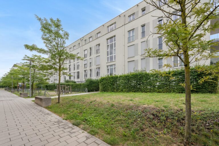 2-Zimmer-Etagenwohnung mit großer Fensterfront und Balkon