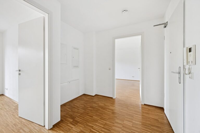 2-Zimmer-Etagenwohnung mit großer Fensterfront und Balkon