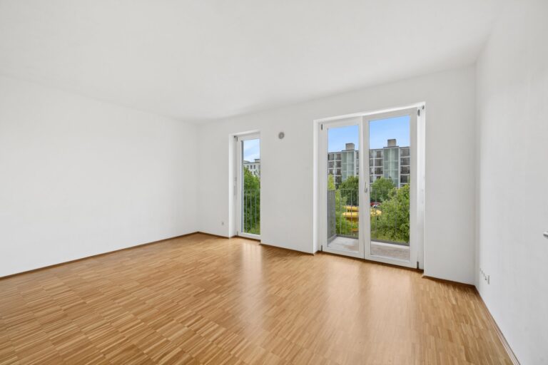 2-Zimmer-Etagenwohnung mit großer Fensterfront und Balkon