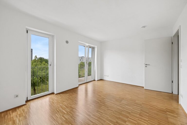2-Zimmer-Etagenwohnung mit großer Fensterfront und Balkon