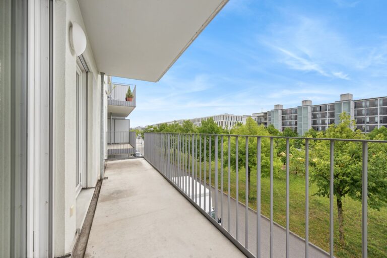 2-Zimmer-Etagenwohnung mit großer Fensterfront und Balkon