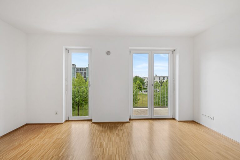 2-Zimmer-Etagenwohnung mit großer Fensterfront und Balkon