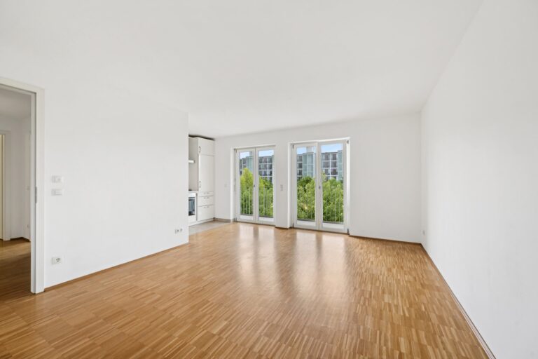 2-Zimmer-Etagenwohnung mit großer Fensterfront und Balkon