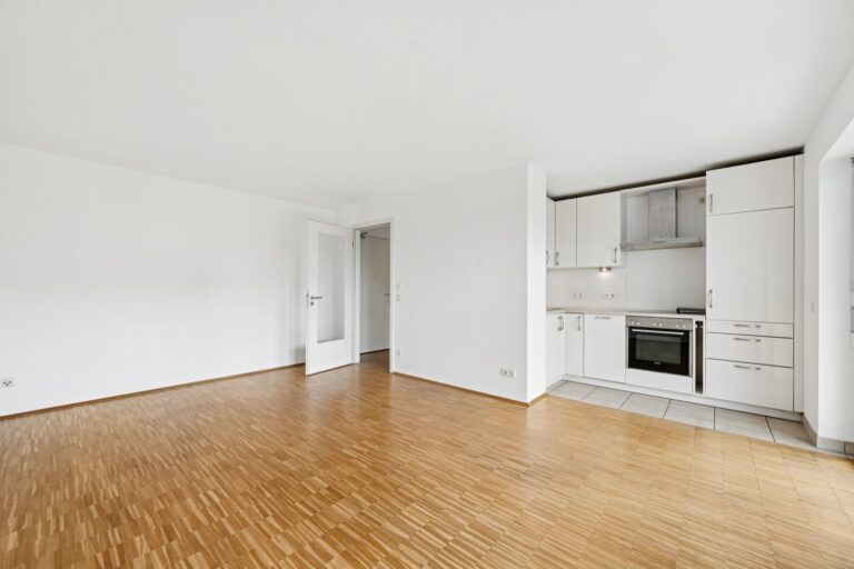 2-Zimmer-Etagenwohnung mit großer Fensterfront und Balkon