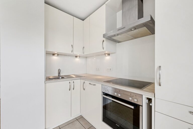 2-Zimmer-Etagenwohnung mit großer Fensterfront und Balkon