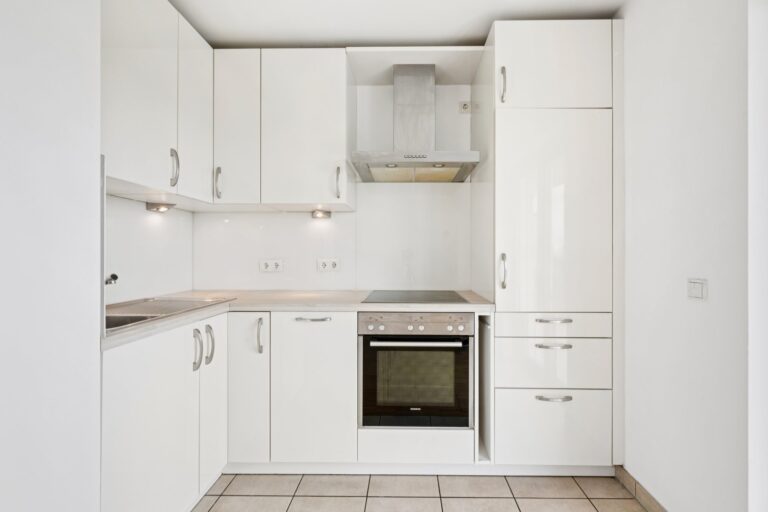 2-Zimmer-Etagenwohnung mit großer Fensterfront und Balkon