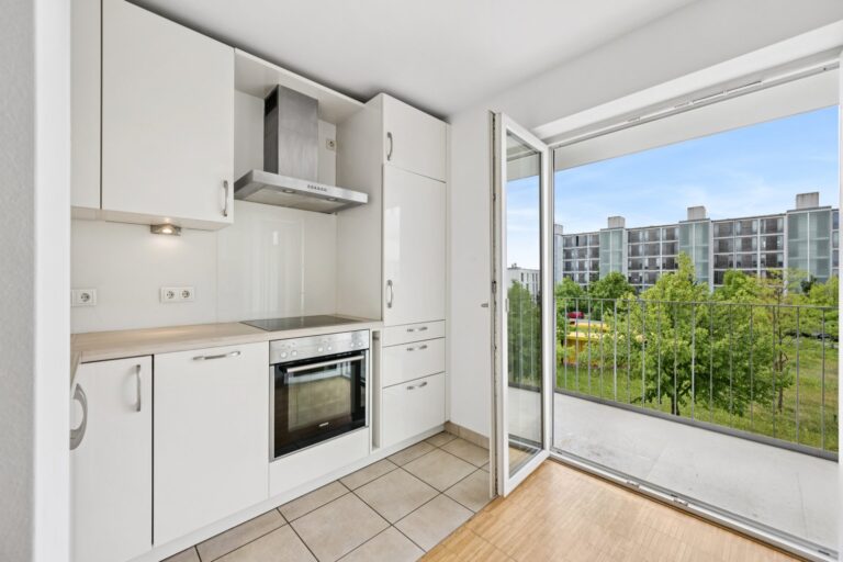 2-Zimmer-Etagenwohnung mit großer Fensterfront und Balkon