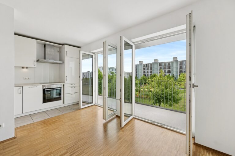 2-Zimmer-Etagenwohnung mit großer Fensterfront und Balkon