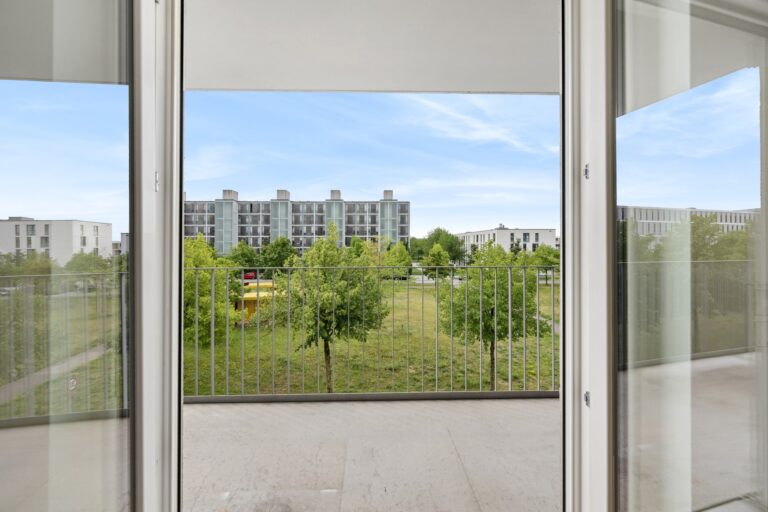 2-Zimmer-Etagenwohnung mit großer Fensterfront und Balkon